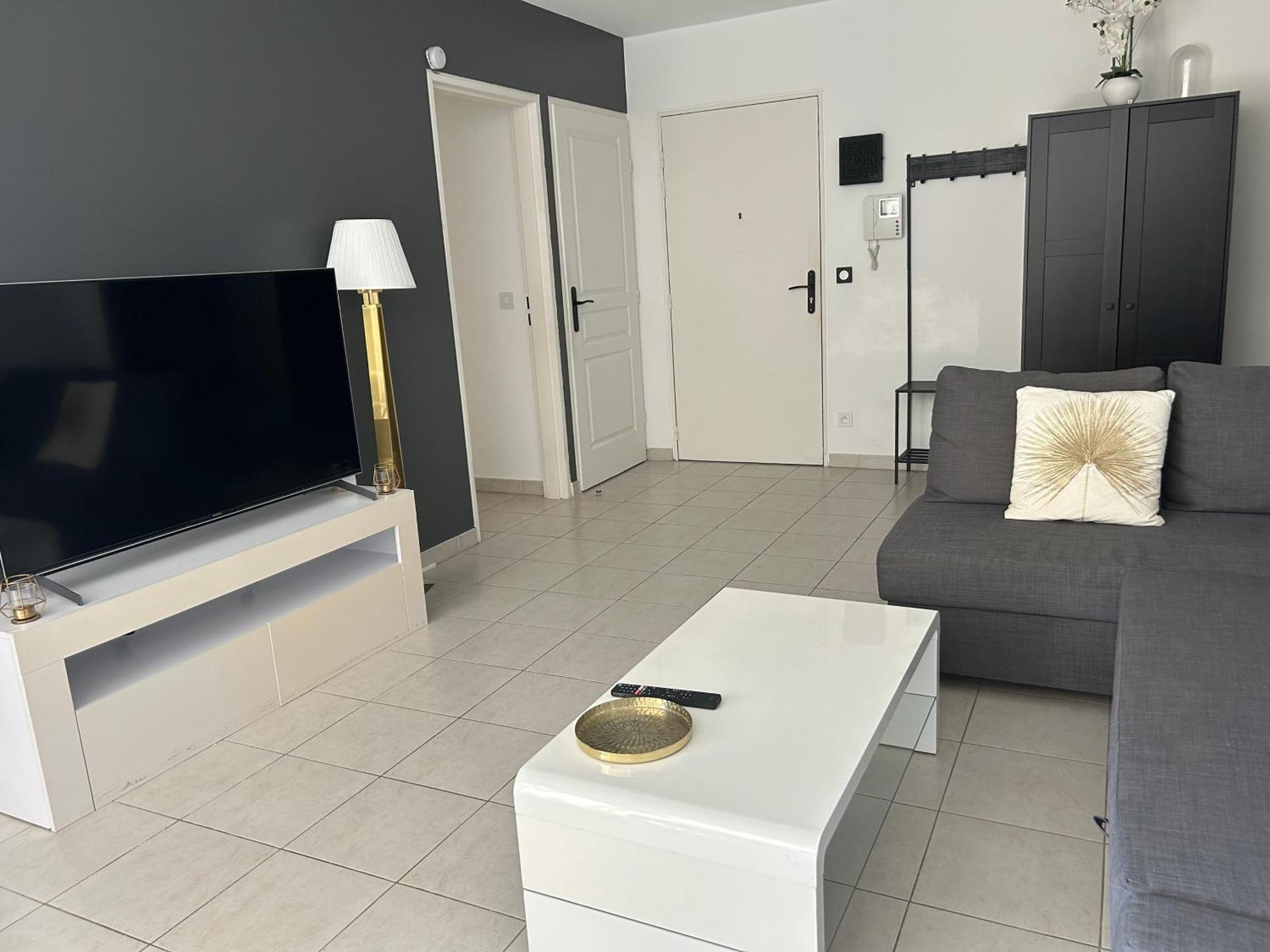 Apartment T3 Proche Gare Et Plages Parking Prive